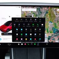 Skvělý infotainment má rychlost odezvy, která nemá v automobilovém průmyslu obdoby.