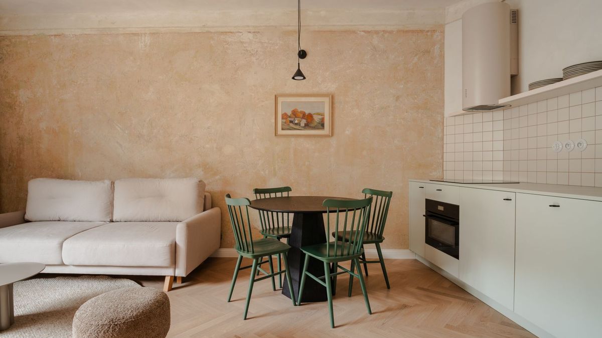 Z jednoho bytu v Karlových Varech vznikly tři. Původní výmalby doplnily soudobé materiály