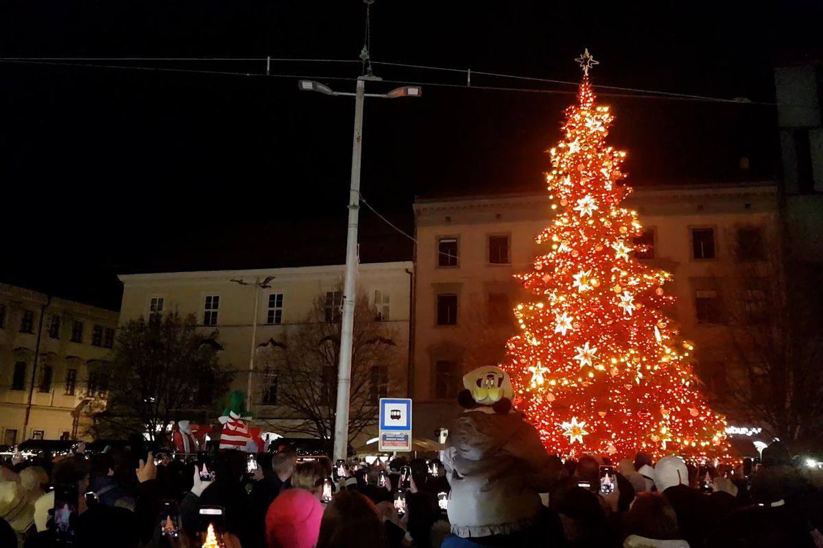 Vánoční kouzlo se v Brně zabydlelo hned na třech místech. Stromy se rozsvěcely po hodině