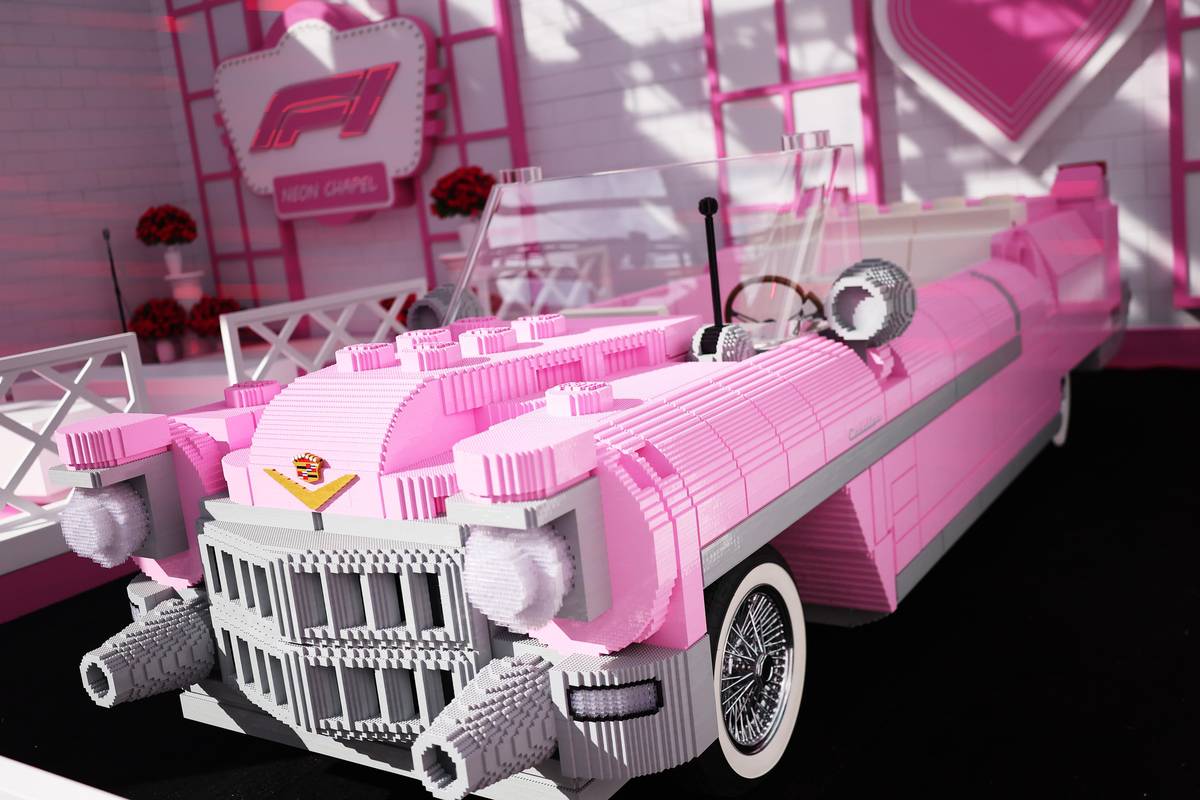 Pojízdný Cadillac Fleetwood ze stavebnice Lego se objevil na víkendových závodech Formule 1 v Las Vegas.