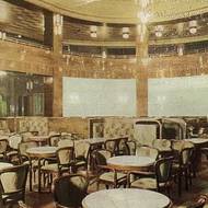 Historická fotografie ukazuje proslulou kavárnu, která byla součástí komplexu Palace ve 30. letech minulého století.