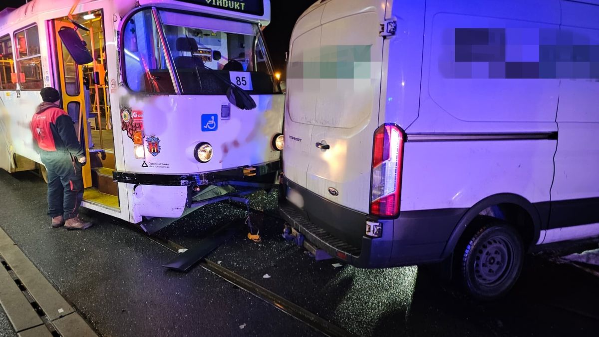 Při nehodě tramvaje a dodávky se na Liberecku zranila posádka auta