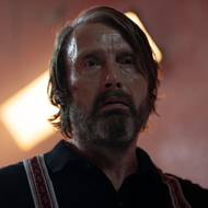 Mads Mikkelsen ve filmu Prachová příšera hraje stejnou postavu, jakou v Leonovi ztvárnil Jean Reno.