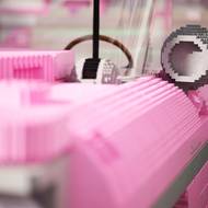 Zajímavostí je i anténa nebo forma zrcátek, které jsou zvětšenými „šálky“ používanými ve stavebnici Lego.