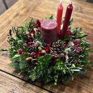 Místo adventního věnce lze vytvořit jednoduchou dekoraci pomocí aranžovací hmoty. Svíčky nemusí být čtyři, stačí jedna, dvě.