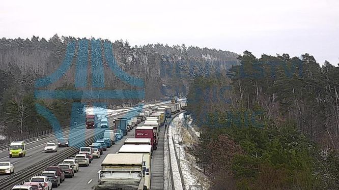 Řidič dodávky nepřežil na dálnici D1 náraz do kamionu, za Velkým Meziříčím se tvoří kolony