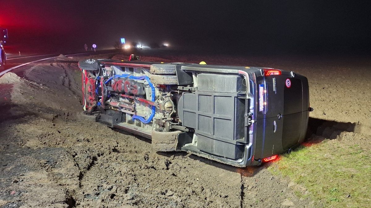 Mikrobus se na Olomoucku převrátil na bok