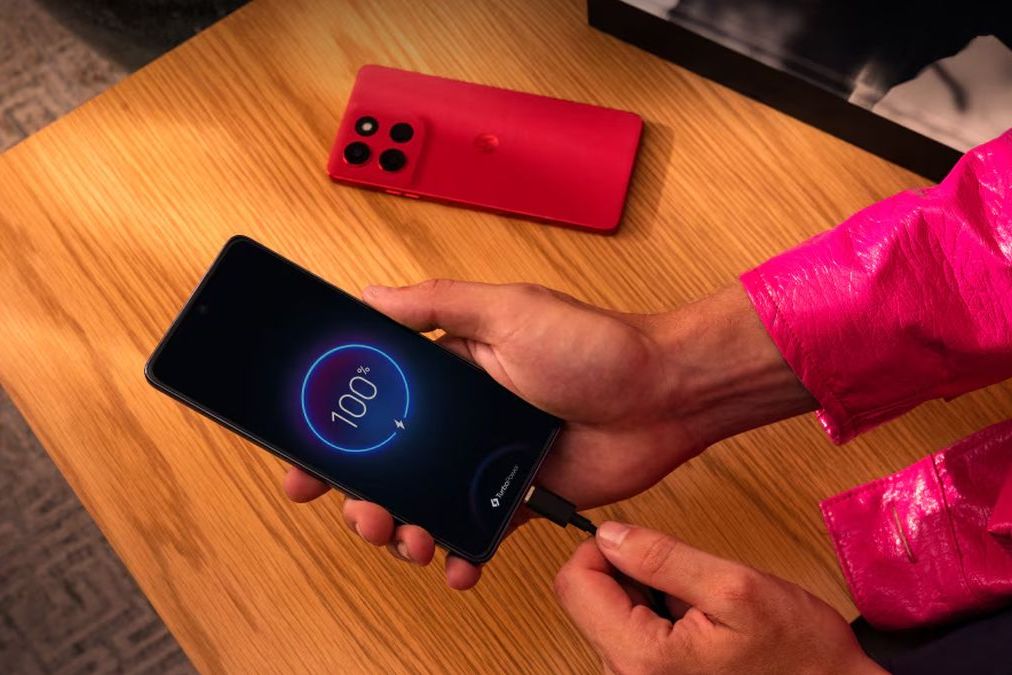 Solidně vybavený mobil od Motoroly zlevnil o tisíce korun. Má špičkovou výdrž