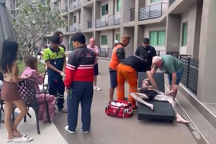 Zdrogovaný Američan přežil v Thajsku pád z balkonu ve druhém patře