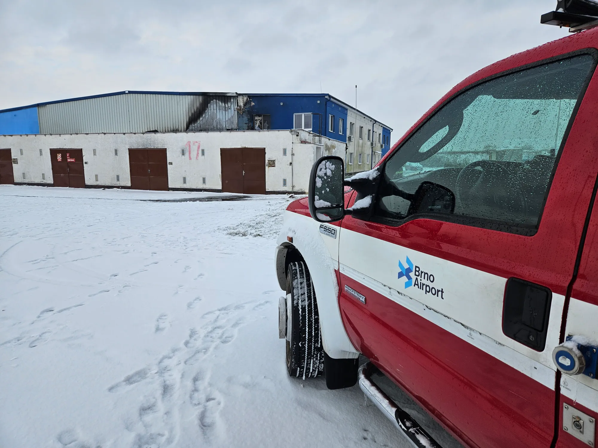 Hala o 5 000 m² u brněnského letiště hořela, škoda v desítkách milionů