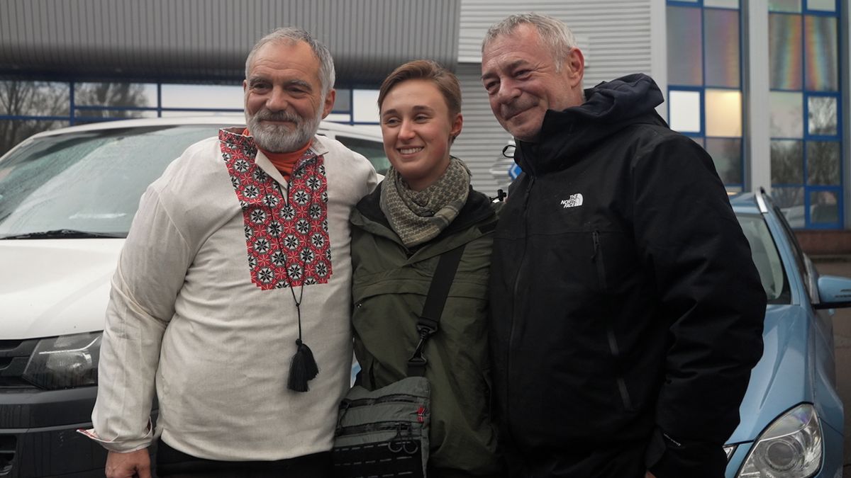 Ivan Trojan ukrajinské zdravotnici Čajce do Kyjeva osobně přivezl sanitku