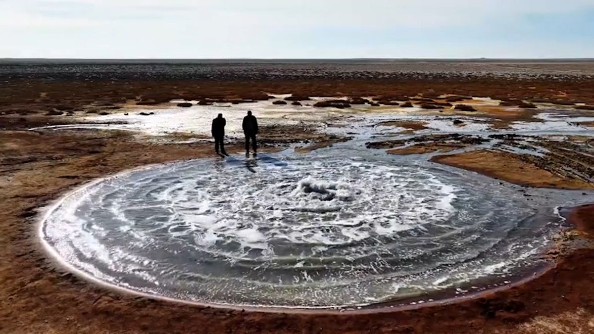 Fascinující studený gejzír láká turisty do turecké pustiny