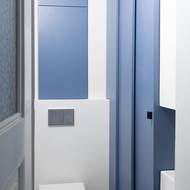 Na toaletě mají obyvatelé k dispozici praktickou servisní niku. 