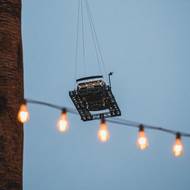 Předváděcí vůz byl na místo aukce přepraven helikoptérou.