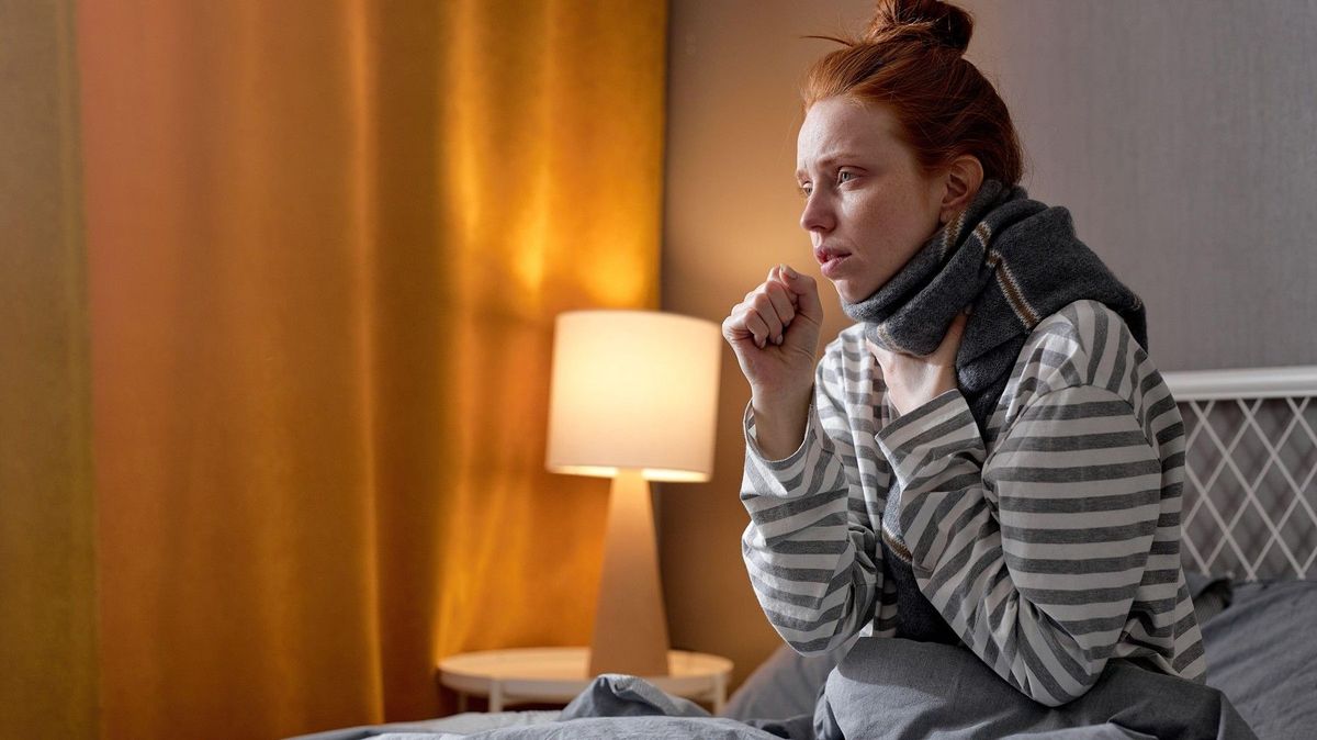 Kašel v noci: Proč se zhoršuje a jak si ulevit 