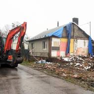 Bagr demoliční firmy při úklidu zbořeného domku v Bedřišce.