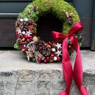 Základ věnce může být i ze stabilizovaného mechu, který nepotřebuje vodu ani světlo a nesmí se zalévat: vydrží nám několik let.