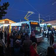 Vánočně vyzdobené vozy DPP