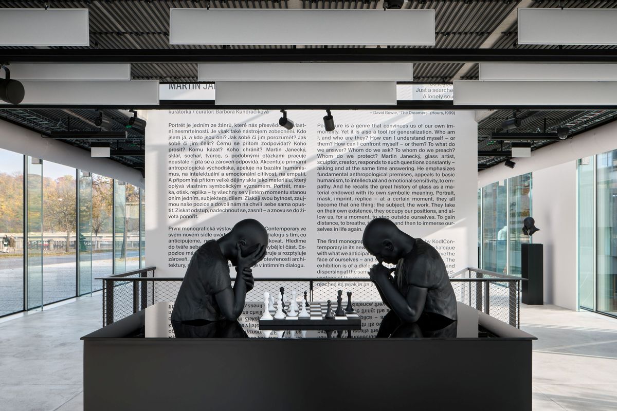 Pražská galerie vystavuje skleněné plastiky vznikající unikátní metodou modelace