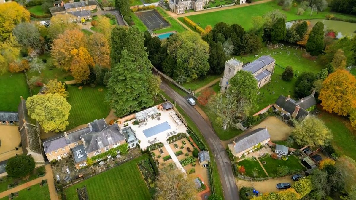 Bývalá Spice Girl narazila. Její pergola s altánem, k nimž nemá povolení, hyzdí okolí kostela 