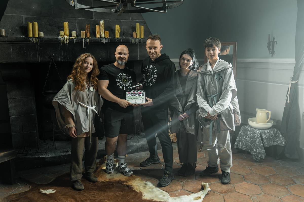 „Zrození alchymistky je příběh o odvaze být jiný,“ říká režisér, producent a scenárista Petr Kubík (uprostřed). Na snímku zleva jsou dále Veronika Bartáková, Lukáš Daniel Pařík, Magdalena Müllerová, Kryštof Koníček.