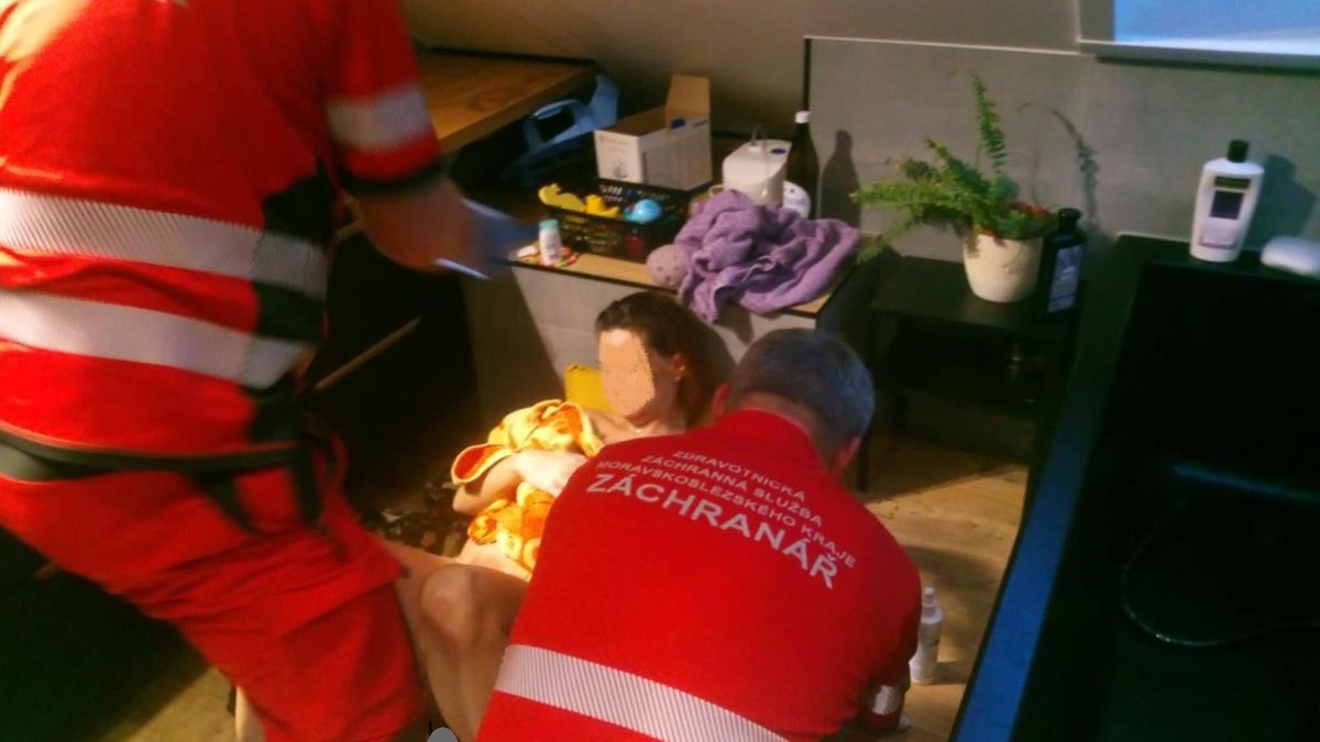 Záchranáři na Novojičínsku vyjeli k překotnému porodu. Rodička to do porodnice nestihla