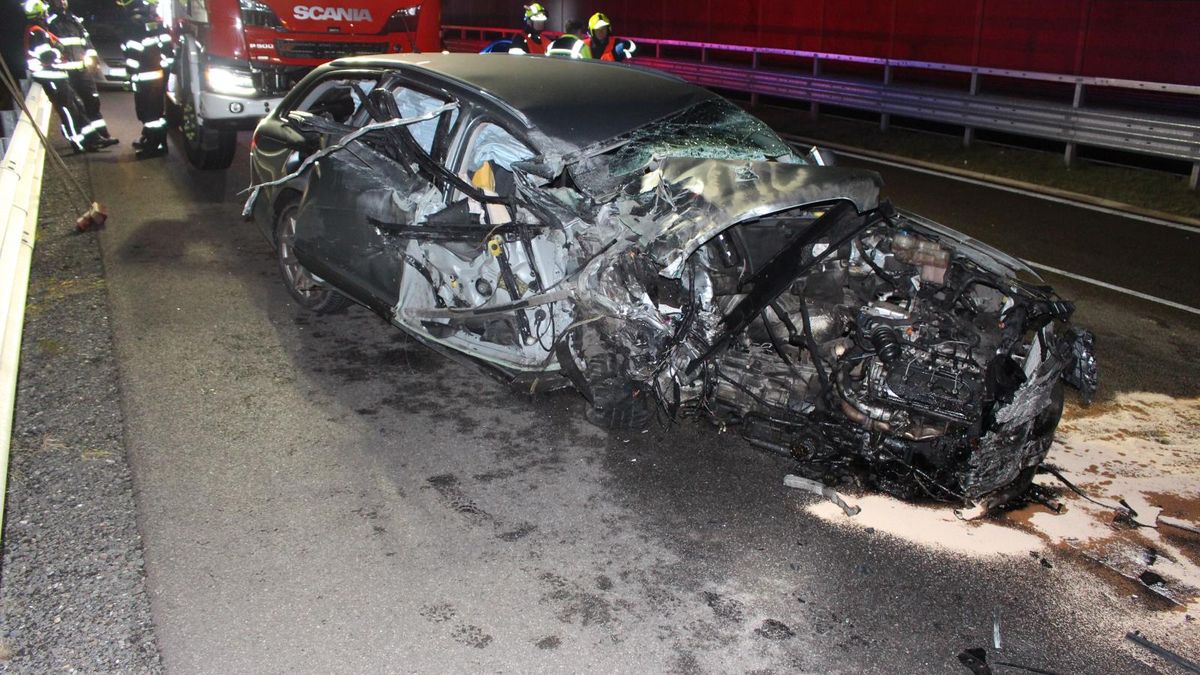 Řidička jela po dálnici D35 v protisměru, při nehodě zdemolovala auta