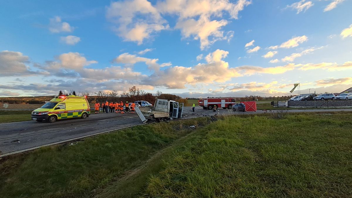 Jeden mrtvý a tři zranění při srážce tří aut na Vysočině