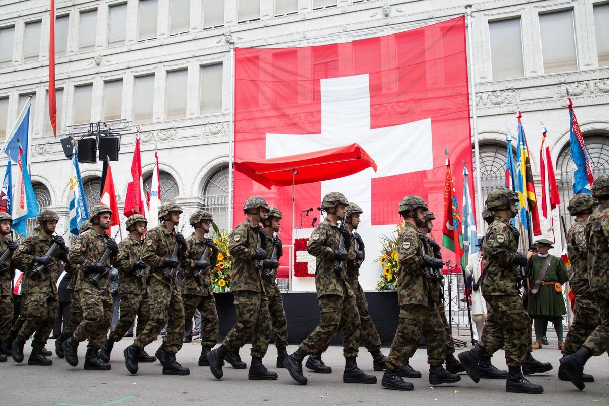Velitelka švýcarské armády zmlátila rekruty. Koupili si u benzinky pivo