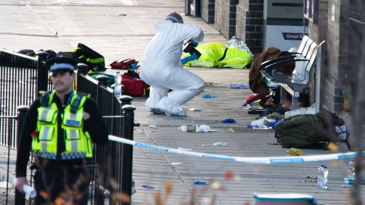 Řádění s nožem pár hodin před útokem ve vlaku. Britská policie zatčeného spojuje se třemi dalšími incidenty