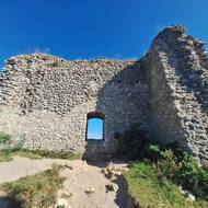 Na hrádku údajně straší rytíř.