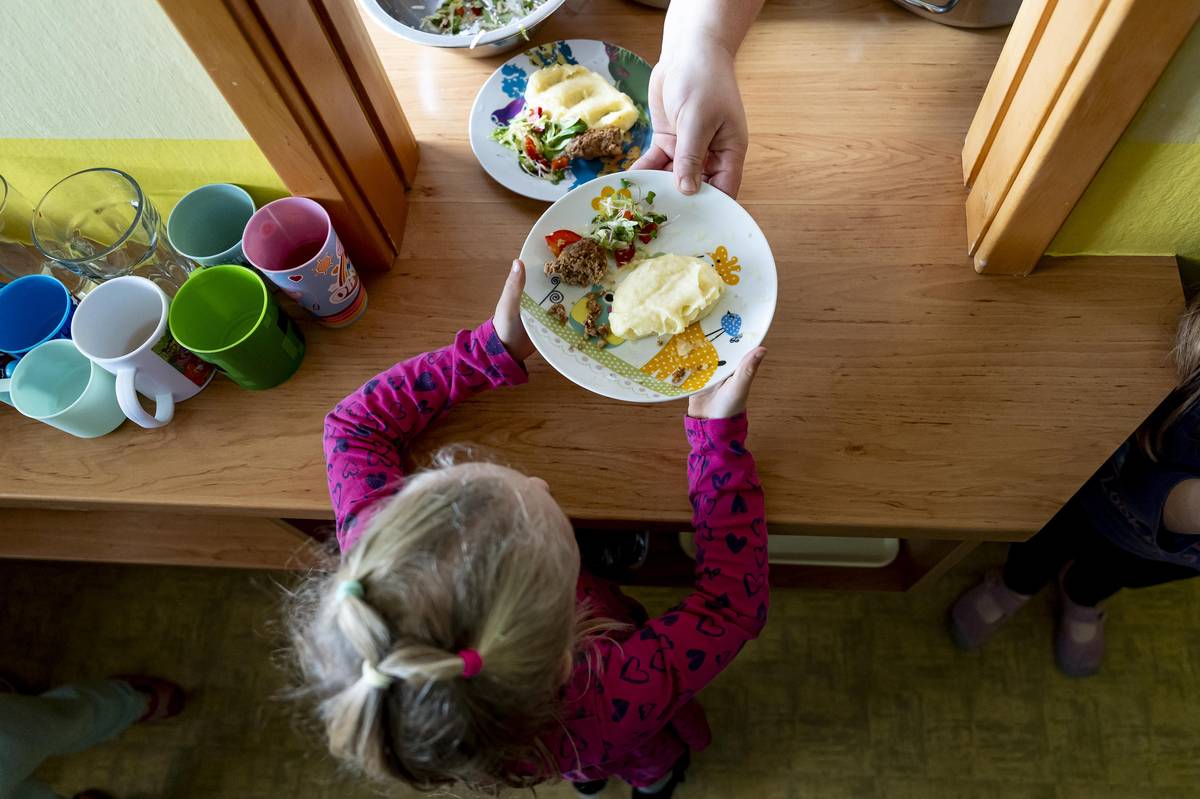 Na stejném jídle si pochutnaly i děti ve školce, jen mají zdobnější nádobí.