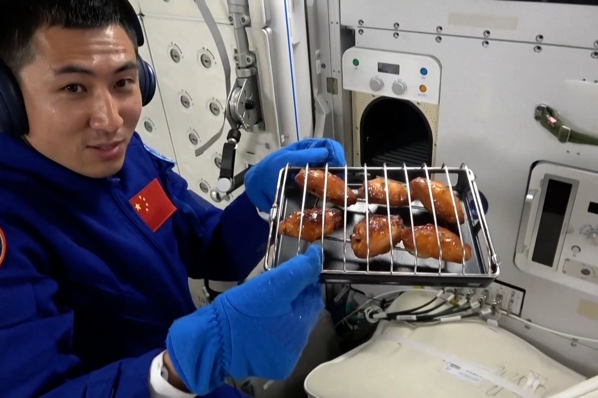 Čínskou Božskou loď zasáhlo vesmírné smetí, návrat kosmonautů odložen