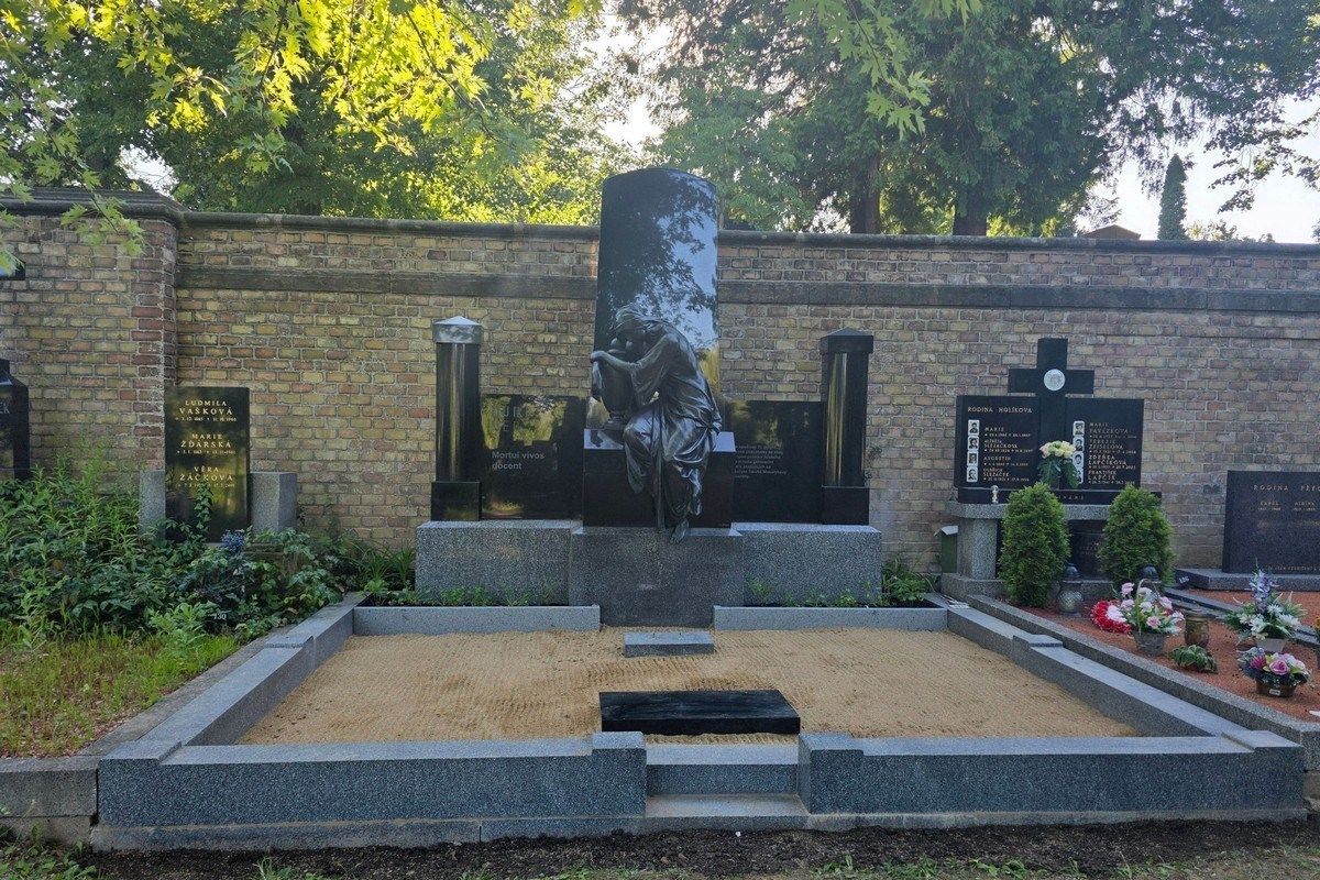 Darovali svá těla vědě. Nyní jim v Brně postavili památník se vsypovou hrobkou