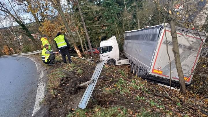 Řidič zřejmě usnul, jeho kamion skončil v lesíku u Plas