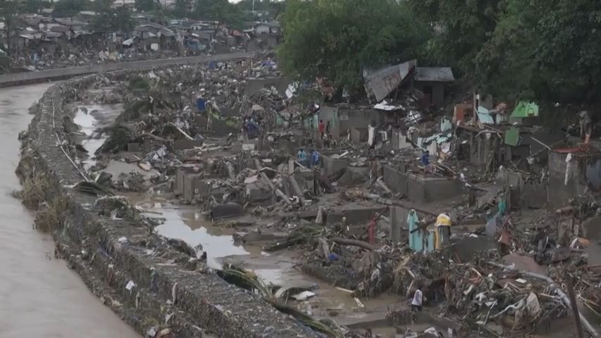 Spoušť po tajfunu na Filipínách. Vyžádal si už 66 obětí