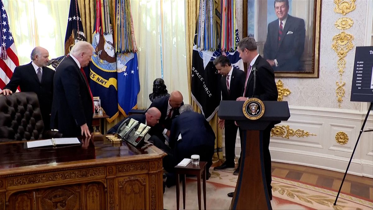 Drama v Oválné pracovně. Vedle Trumpa zkolaboval na tiskové konferenci starší muž