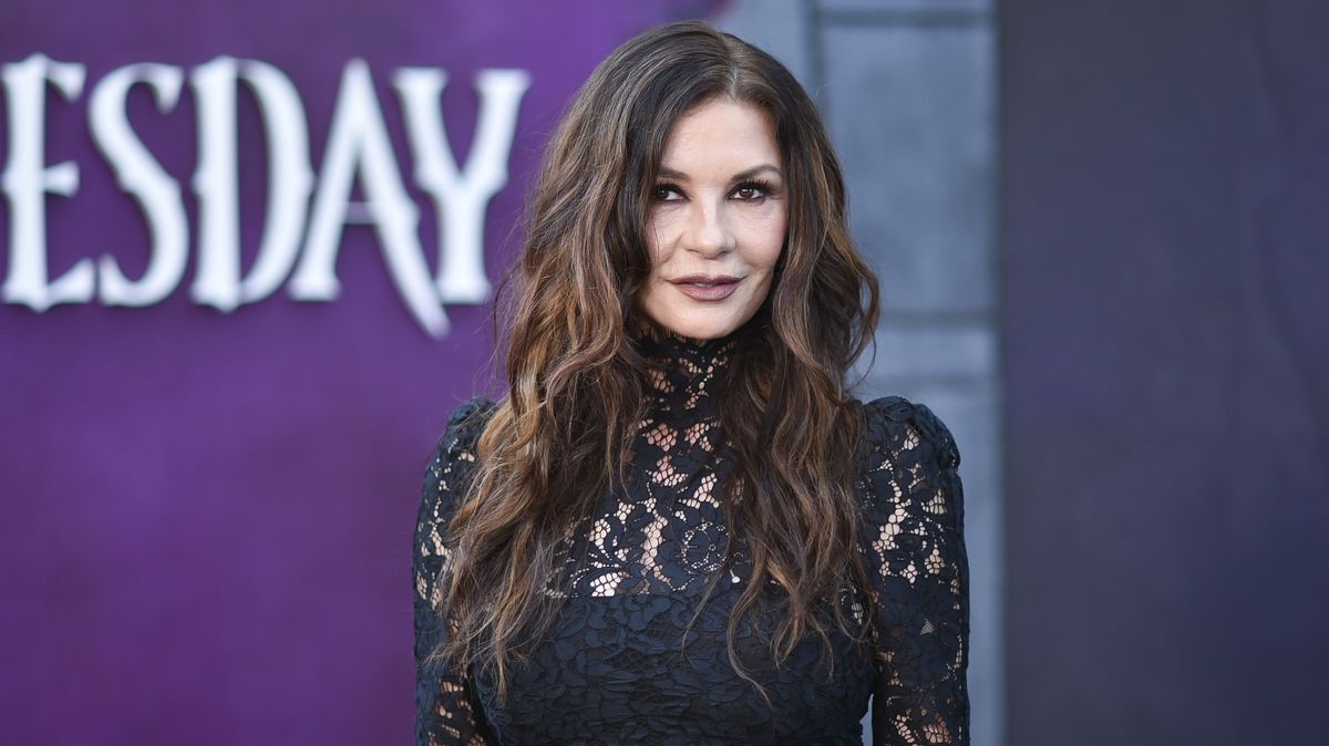 Černé krajkové mini na večírek i po padesátce? Proč ne, inspirujte se Catherine Zeta-Jonesovou