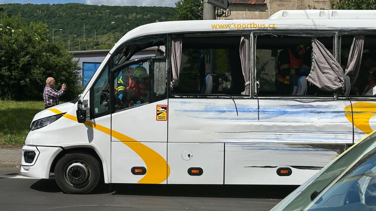 Policie obvinila zdrogovaného řidiče kamionu, který ujel po srážce s autobusem v Ústí