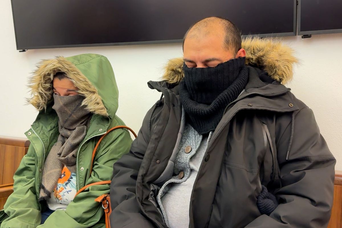 Spal na zemi, hladověl a musel snášet bití. Za týrání postiženého syna stojí dvojice z Plzně před soudem