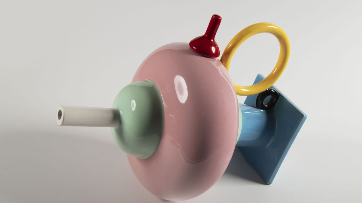 Konvička Davida Bowieho nebo lampa Karla Lagerfelda. Hravý italský design se bude dražit v Praze