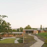 Na střeše Domu pro Julii se nachází vyhlídkový chodník. 