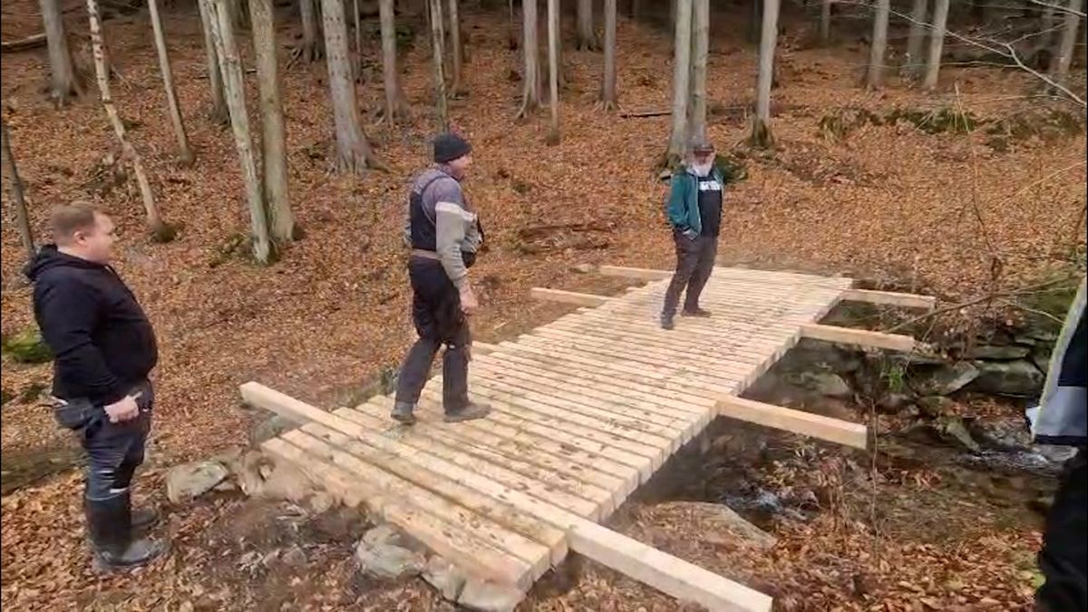 Lávka přes Huťský potok v Krkonoších nevydržela tíhu jezdce na koni