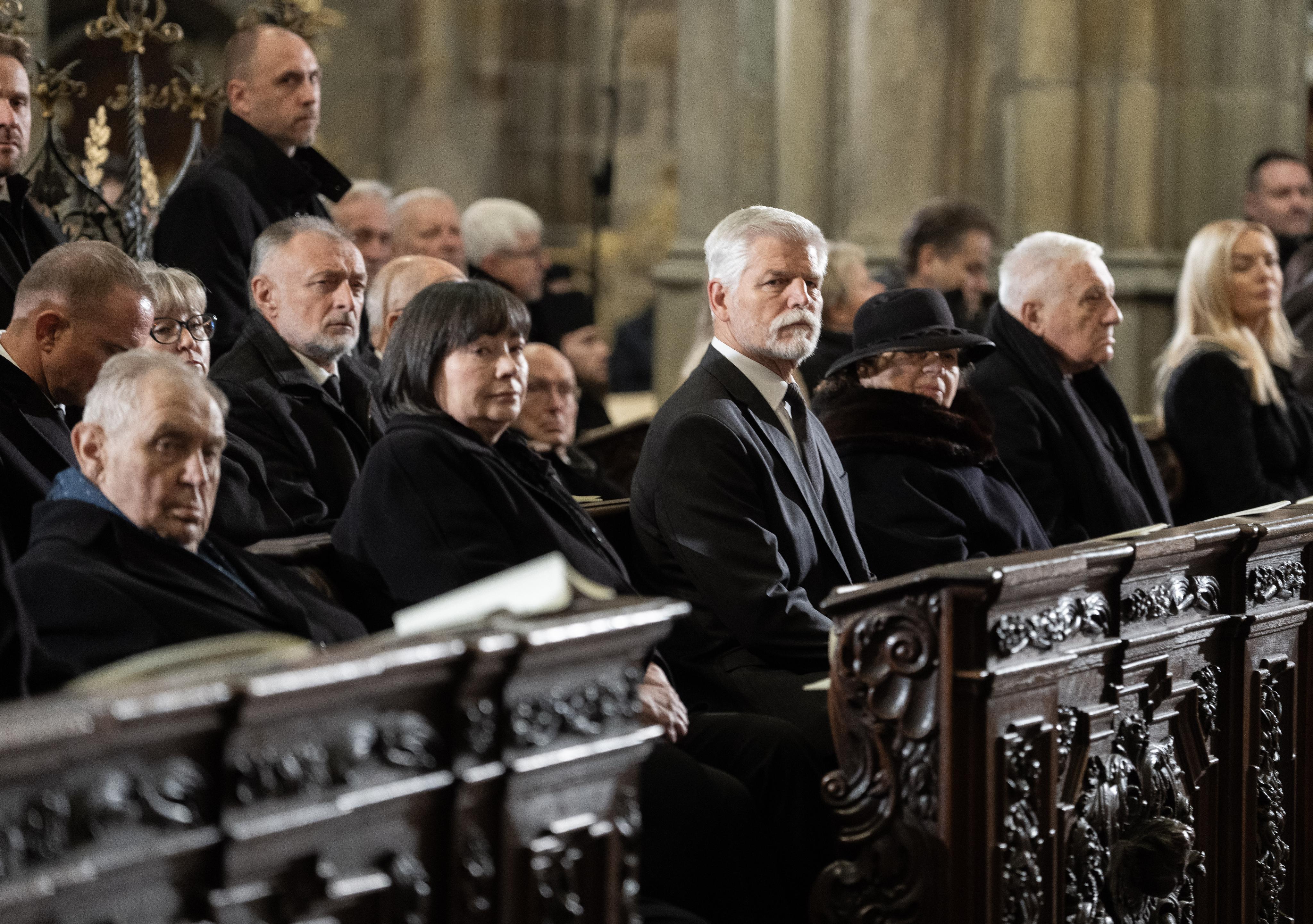 Mše za kardinála Duku na Pražském hradě: přišli Pavel, Zeman i Klaus