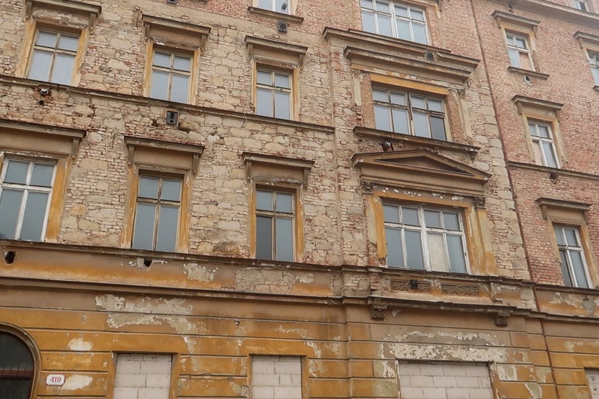 Ze sirotčince ghetto, následně byty. Dům hrůzy v centru Plzně čeká rekonstrukce