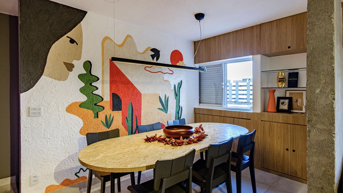 Nízkonákladová rekonstrukce: bytu dominuje mural v jídelně, barvy a osobitý přístup
