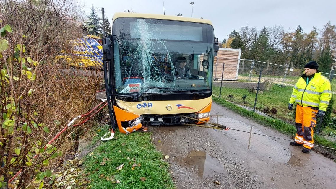 Muž ve Slaném ukradl autobus a zapíchl ho do rybníku. Vyhýbal se nástupu do vězení
