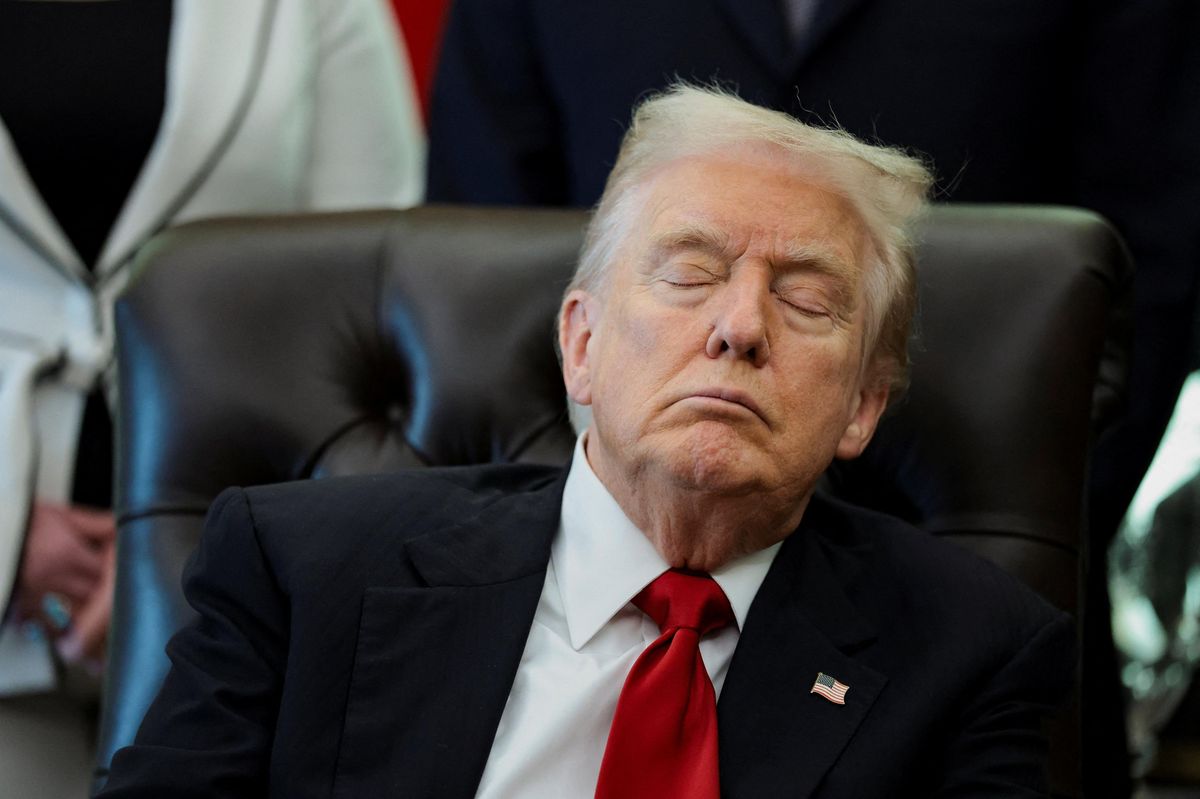 Trump si zdříml během tiskové konference v Oválné pracovně