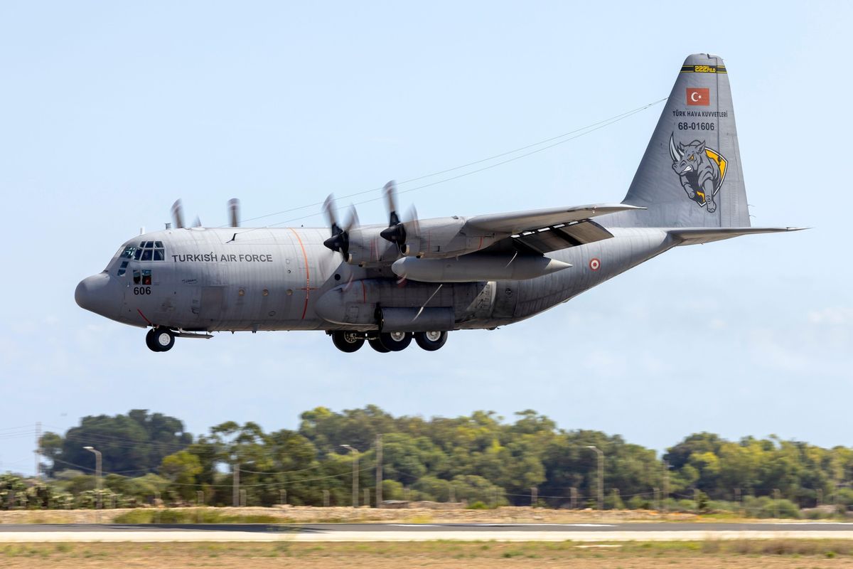 Turecký armádní nákladní letoun se zřítil u hranic s Gruzií