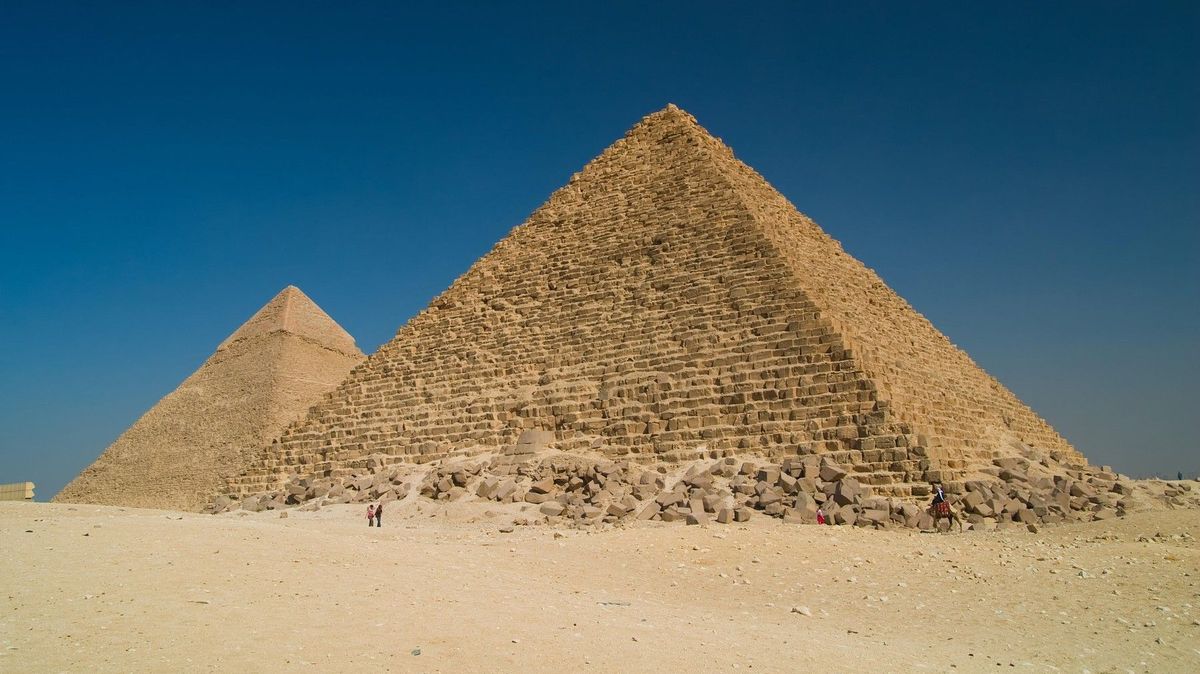 Tři Španělé se fotili nazí u Cheopsovy pyramidy, hrozí jim měsíční vězení